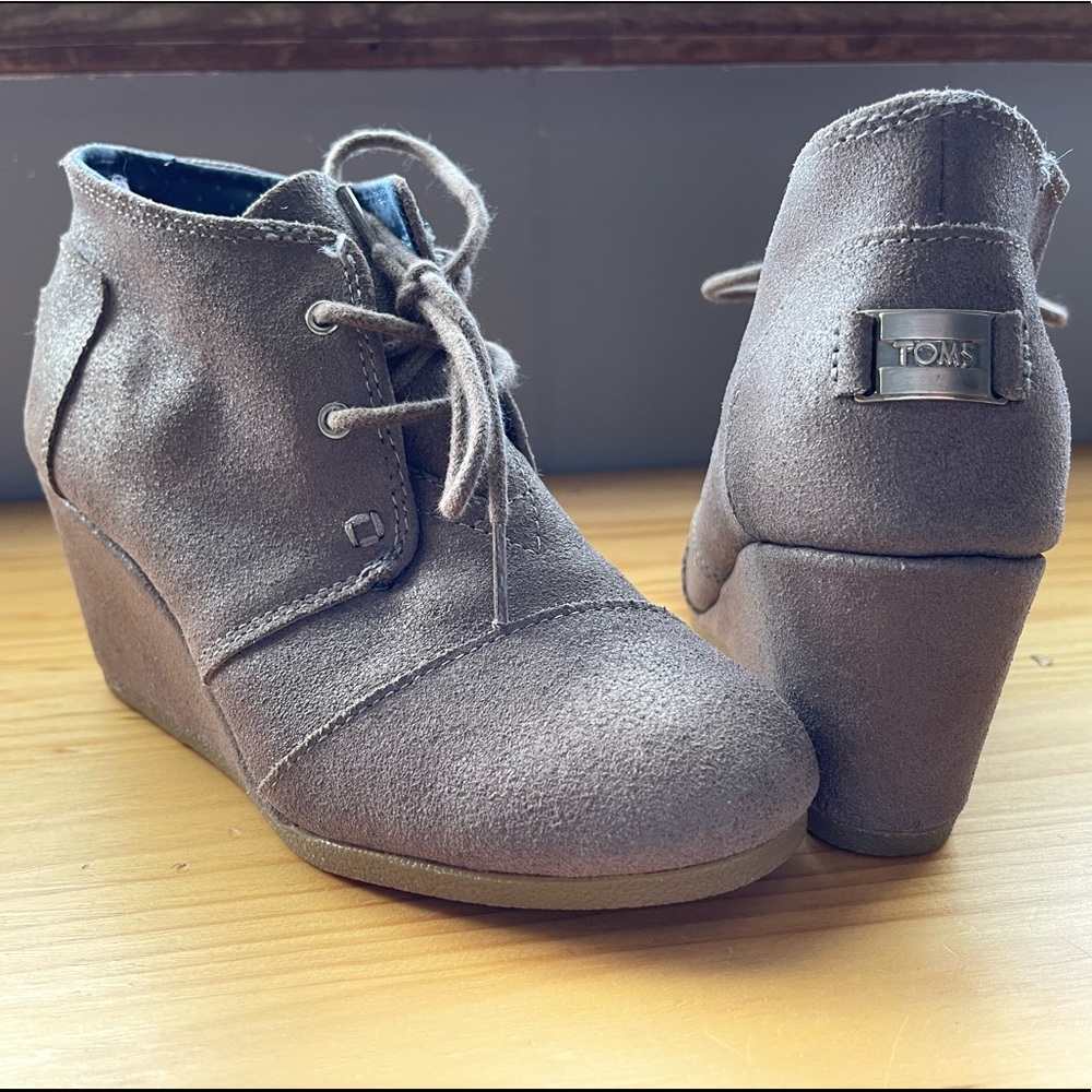 EUC Girls TOMS boots